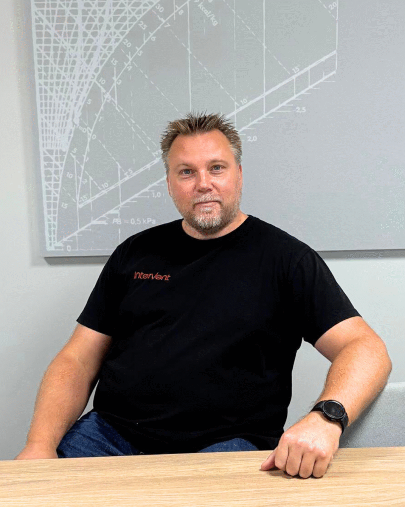 Jari Liukas pöydän ääressä
